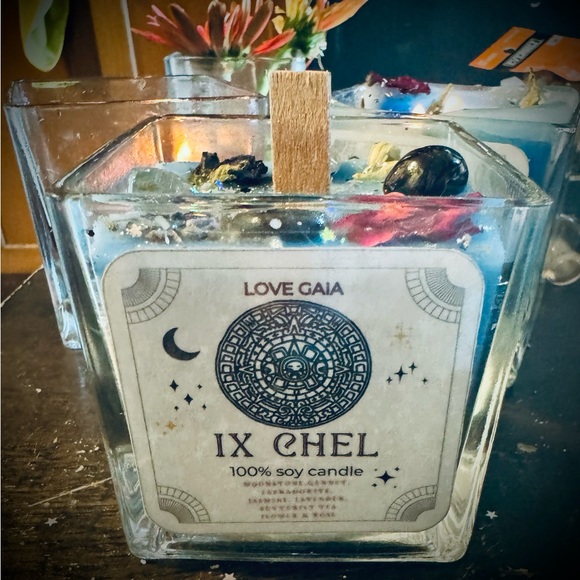 Ix Chel Goddess Candle with Crystals & Botanical Herbs 10oz - Picture 9 of 9